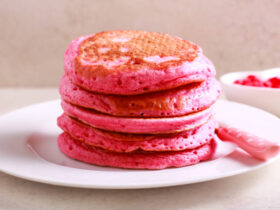 Faça uma linda e deliciosa panqueca de nesquik de morango