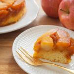 O bolo de maçã caramelizada mais saboroso e cheiroso que você já viu