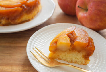 O bolo de maçã caramelizada mais saboroso e cheiroso que você já viu