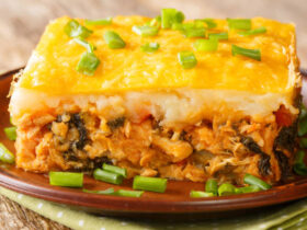 Creamy Corn and Chicken Casserole (Easy Brazilian Recipe) 9 Prepare um delicioso escondidinho de milho com frango, de maneira rápida e prática