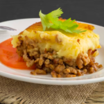 Saboreie um delicioso escondidinho de arroz com carne moída, seguindo essa receita super fácil
