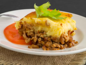 Saboreie um delicioso escondidinho de arroz com carne moída, seguindo essa receita super fácil