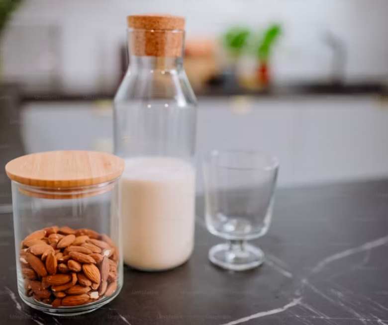How to Make Easy Homemade Almond Milk and Save Money 1 Saiba como fazer um leite de amêndoas caseiro e economize