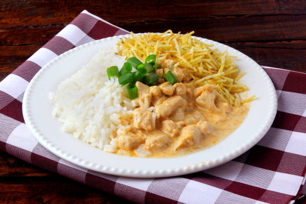 Creamy Chicken Stroganoff with Requeijão: A Surprising Twist 1 Strogonoff de frango com requeijão, um sabor surpreendente
