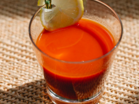 Suco detox de tomate para finalizar o dia com muita leveza