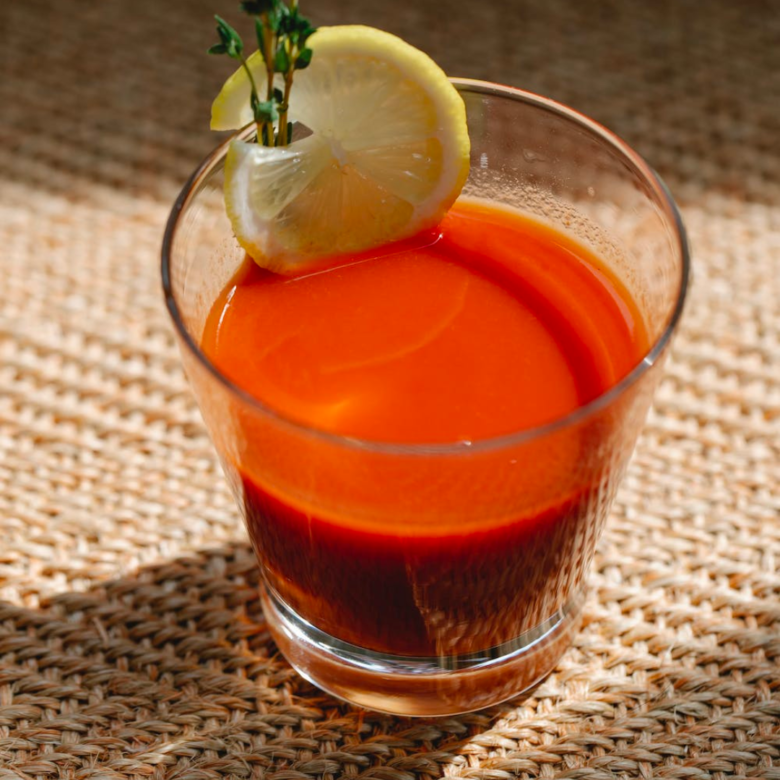 Refreshing Tomato Detox Juice for a Light End to Your Day 1 Suco detox de tomate para finalizar o dia com muita leveza