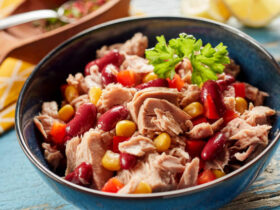 Tenha uma refeiição completa, com essa salada de atum ralado