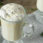 Você vai se perguntar o motivo de nunca ter feito chocolate quente branco antes, experimente essa receita
