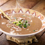 A combinação perfeita: Caldo de feijão com bacon. Experimente