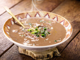 A combinação perfeita: Caldo de feijão com bacon. Experimente