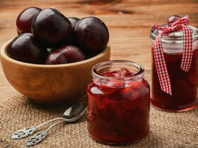 The Irresistible Homemade Plum Jam Recipe You'll Love 6 A geleia de ameixa que vai conquistar seu paladar