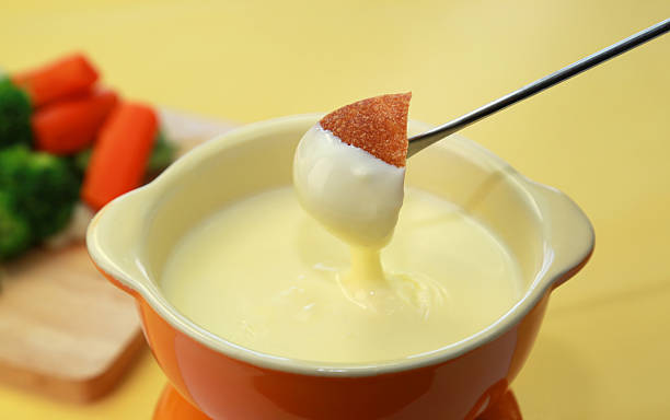 The Best Authentic Cheese Fondue Recipe You'll Ever Make 1 A receita de fondue de queijo mais deliciosa que você já viu, sucesso garantido