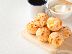 The Easiest Brazilian Cheese Bread (Pão de Queijo) Recipe 15 A receita de pão de queijo mais fácil do mundo