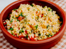 One-Pot Pressure Cooker Rice Recipe: Fast and Delicious 6 Arroz feito na panela de pressão, diferente e prático. Experimente