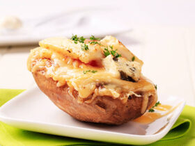 Easy Air Fryer Three-Cheese Stuffed Potato 9 Batata três queijos na air fryer. A batata recheada mais fácil e deliciosa que você vai ver
