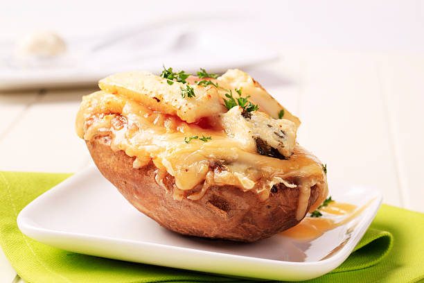 Easy Air Fryer Three-Cheese Stuffed Potato 1 Batata três queijos na air fryer. A batata recheada mais fácil e deliciosa que você vai ver