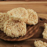 Biscoito de arroz caseiro, saudável e crocante
