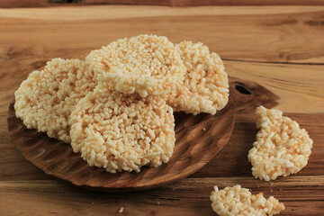 Easy & Healthy Homemade Rice Crackers Recipe 1 Biscoito de arroz caseiro, saudável e crocante