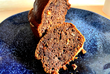 Bolo de chocolate com granola na air fryer, uma combinação super saborosa