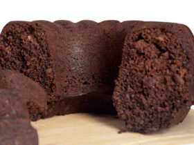 Bolo de chocolate simples e fácil, feito a mão