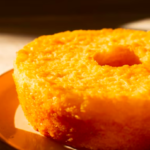 Bolo de tapioca granulada. Esse é um daqueles bolos de mãe