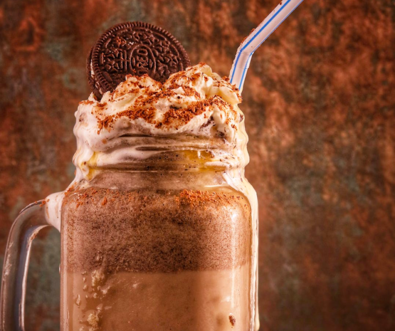 Creamy Oreo Hot Chocolate: Irresistible & Cozy Recipe 1 Chocolate quente de oreo. Irresistível e delicioso