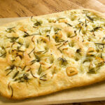 Focaccia de ervas. Conheça essa maravilha aromática e saborosa