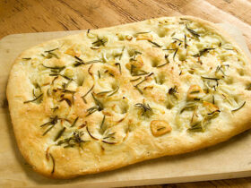 Focaccia de ervas. Conheça essa maravilha aromática e saborosa
