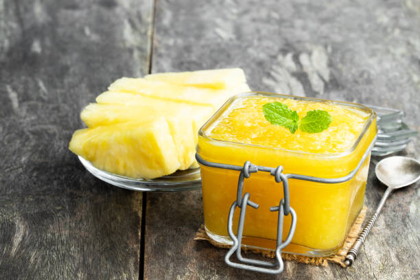 Refreshing Pineapple Jelly Dessert with Fresh Fruit Chunks 1 Gelatina de abacaxi em pedaços, uma ótima opção de sobremesa para o dia das mães