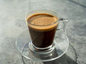Creamy Caramelized Hot Milk: A Cozy Treat for Any Day 15 Leite quente caramelizado para aquecer o seu dia