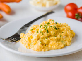 Hotel-Style Scrambled Eggs: How to Make Them Perfect 15 Ovos mexidos igualzinho o de hotel. Saiba como fazer