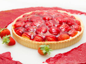 Get Ready for the Most Glamorous Dessert: Strawberry Mirror Glaze Tart 12 Prepare-se para a sobremesa mais glamurosa: Torta espelhada de morango