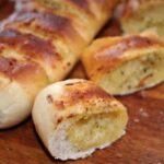 Saiba como preparar um pão de alho caseiro e surpreenda suas visitas
