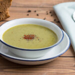Sopa detox verde muito fácil de preparar, sem desculpa