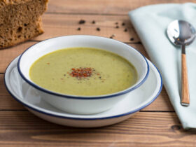 Easy Green Detox Soup Recipe 9 Sopa detox verde muito fácil de preparar, sem desculpa
