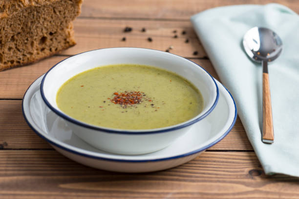 Easy Green Detox Soup Recipe 1 Sopa detox verde muito fácil de preparar, sem desculpa