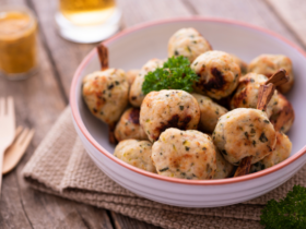 Easy Chicken Meatballs: A Healthy and Delicious Homemade Option 15 Almôndegas de frango. Inove na cozinha com essa opção saudável e saborosa