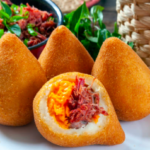 Coxinha de Mandioca com Carne Seca e Cheddar. Um Petisco para Surpreender