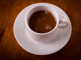O Melhor Chocolate Quente Cremoso com Leite Condensado