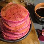Panqueca de aveia com beterraba, além de nutritiva e saborosa, fica linda