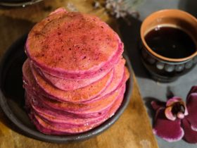 Vibrant Beet and Oat Pancakes: Nutritious, Healthy, and Stunning 9 Panqueca de aveia com beterraba, além de nutritiva e saborosa, fica linda