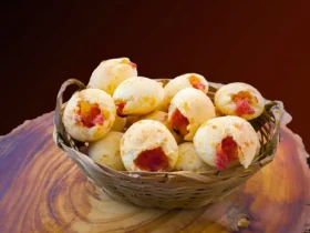 Pão de queijo recheado com goiabada. Um encontro de sabores
