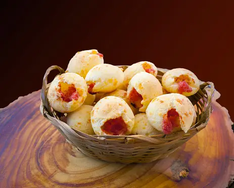 Pão de queijo recheado com goiabada. Um encontro de sabores