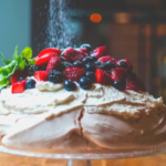 Pavlova de chocolate com frutas vermelhas. A sobremesa que vai derreter seu coração