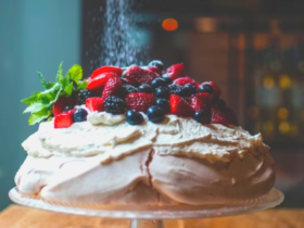 Pavlova de chocolate com frutas vermelhas. A sobremesa que vai derreter seu coração
