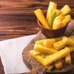 Polenta frita na air fryer, crocante e sequinha. Experimente preparar assim