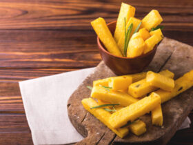Crispy Air Fryer Polenta Fries (Healthy & Easy) 12 Polenta frita na air fryer, crocante e sequinha. Experimente preparar assim