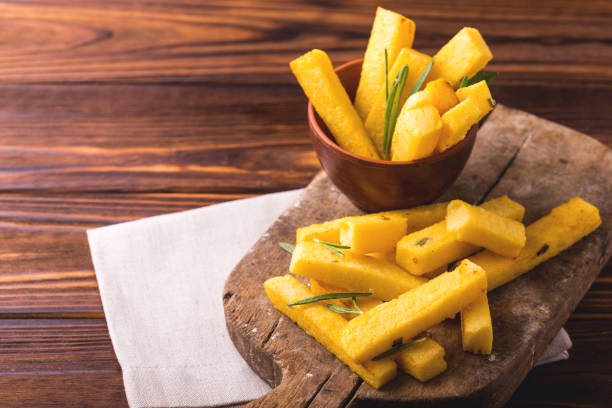 Crispy Air Fryer Polenta Fries (Healthy & Easy) 1 Polenta frita na air fryer, crocante e sequinha. Experimente preparar assim