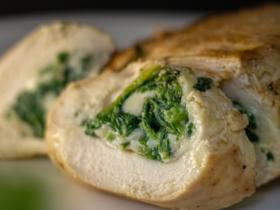 Rocambole de Peito de Frango Recheado com Brócolis e Queijo. Tudo de bom