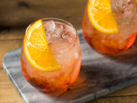 Refreshing Orange Liqueur Spritz Recipe 6 Sprtiz! Um drink de licor de laranja super refrescante
